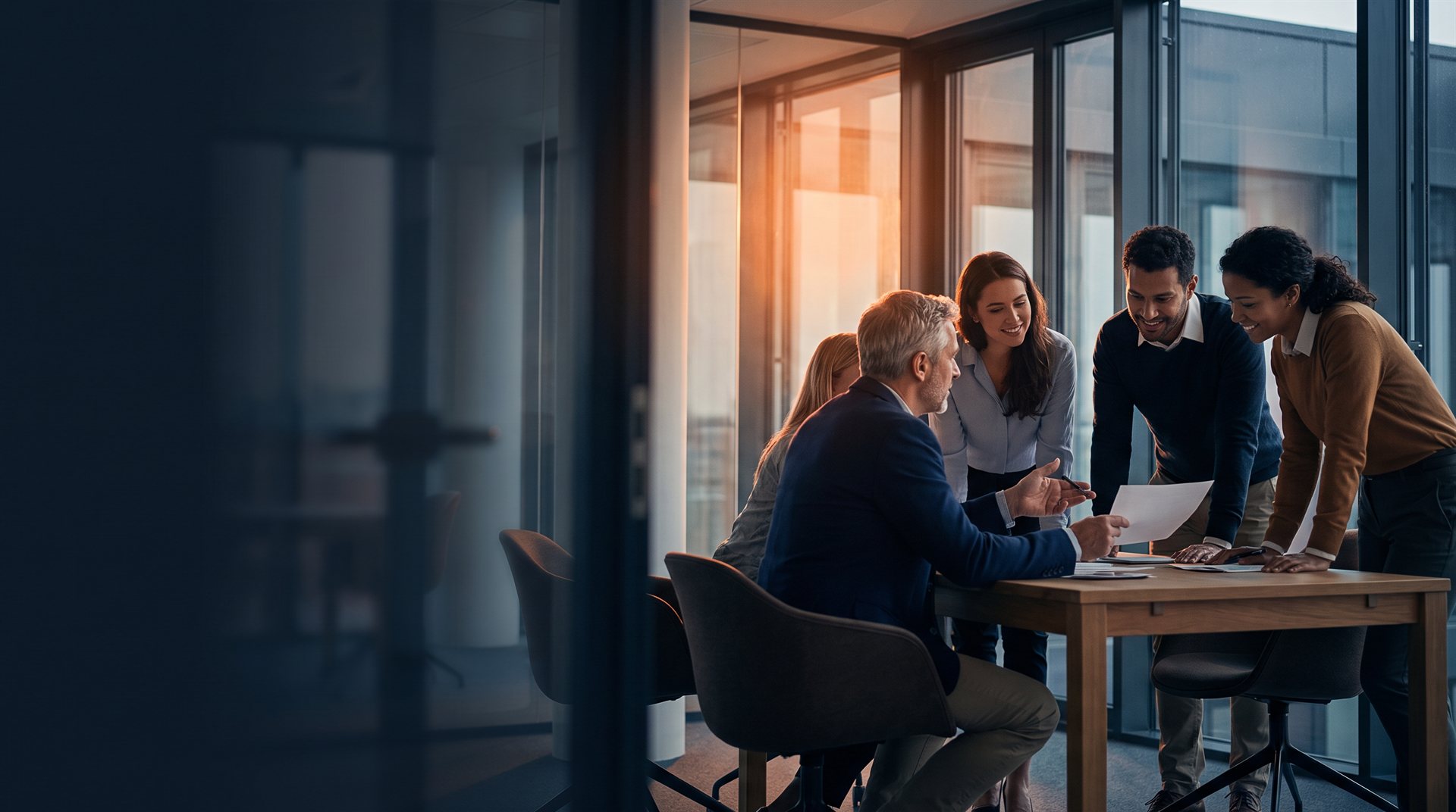 Führungsteam im Gespräch in einem modernen Büro